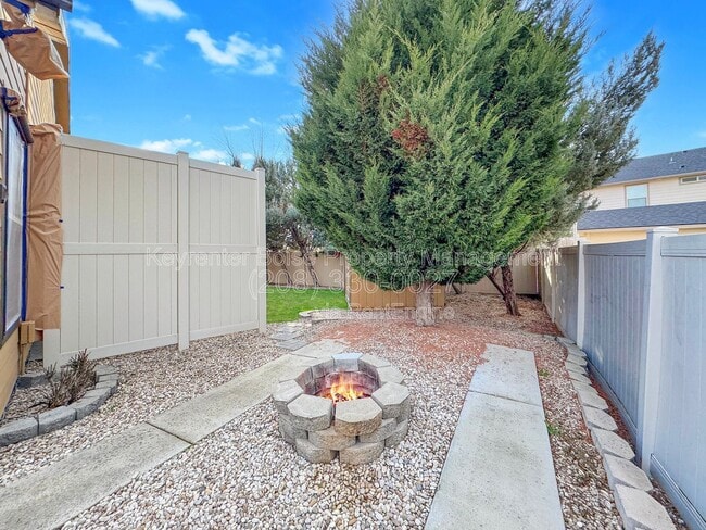 Building Photo - 3349 N Justin Ave