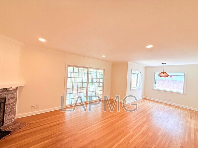 Building Photo - 16457 Gledhill St