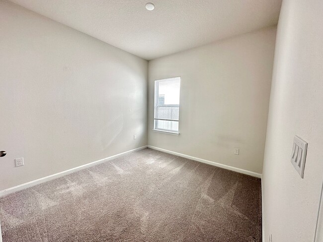 Building Photo - This amazing 4 bedroom, 2 bathroom single ...