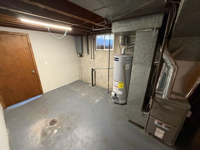 Building Photo - 3BR/2BA w/ Finished Basement + Fenced Yard in Raytown