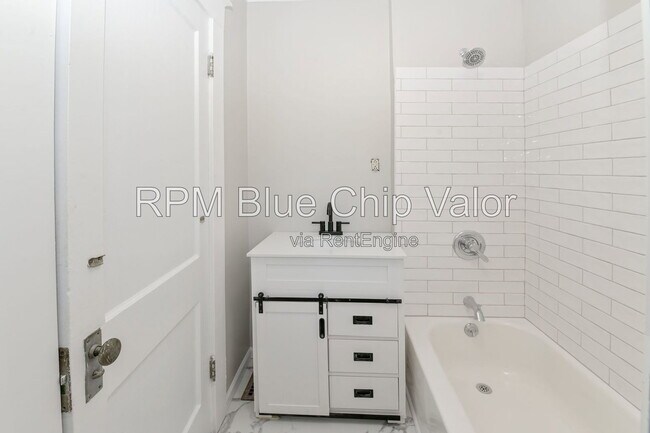 Building Photo - 5214 Warren Ave