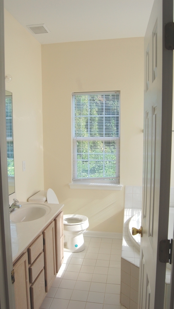 Building Photo - Student Friendly Huge 4 BR house, 5 minute...