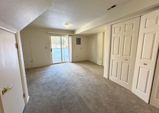 Building Photo - 6913 Yellowpine Dr