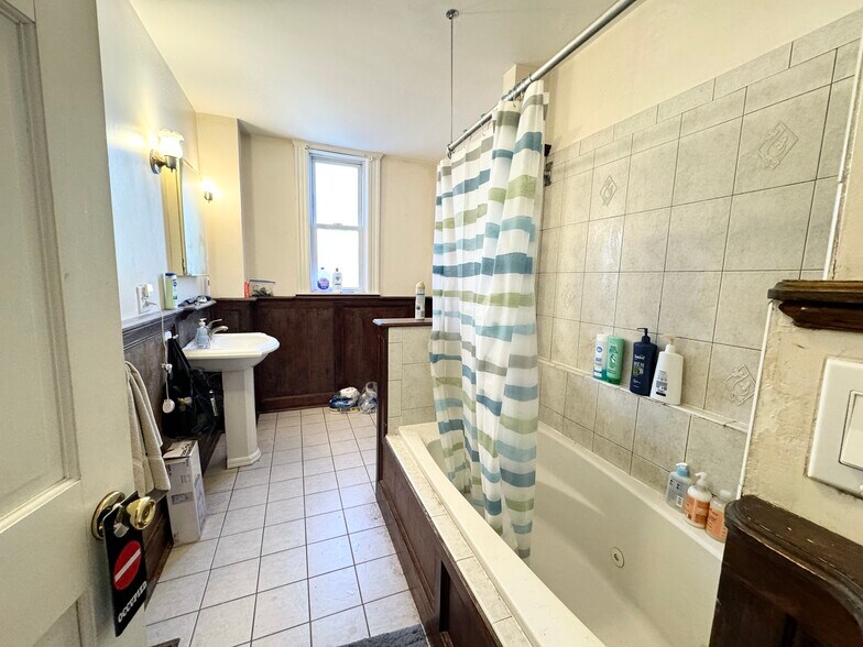 Building Photo - 32 Hillside St