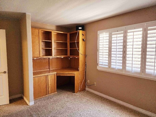 Building Photo - 2579 Roadrunner Dr