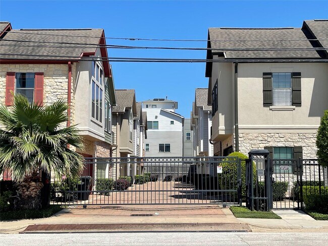 Building Photo - 2927 Clinton Dr