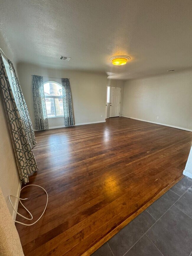 Building Photo - 813 N Center Ave