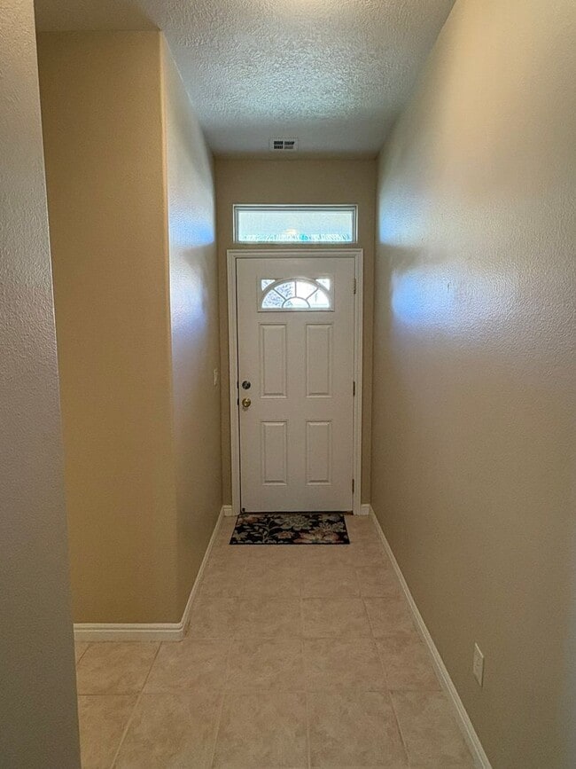 Building Photo - Cute townhome for rent