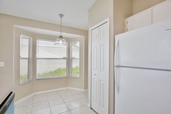 Building Photo - Charming 3/2 Spacious Home Located in the ...