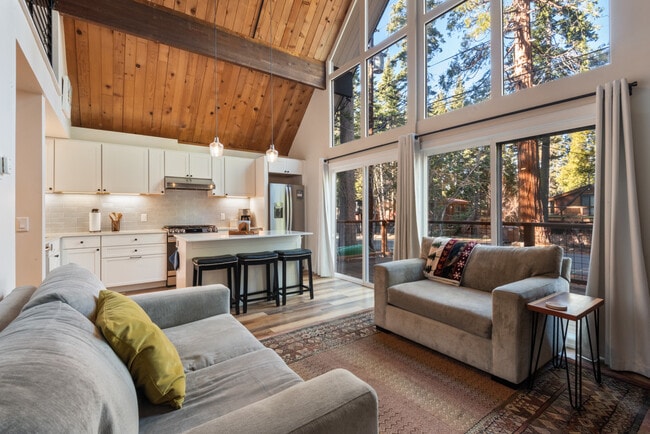 Building Photo - 319 Pine St