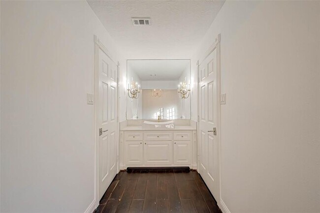 Building Photo - 520 E Castle Harbour Dr