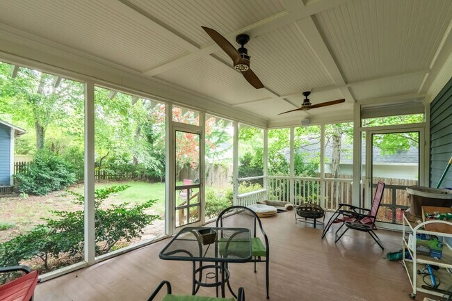 Building Photo - Downtown Raleigh Bungalow: Available September 11th