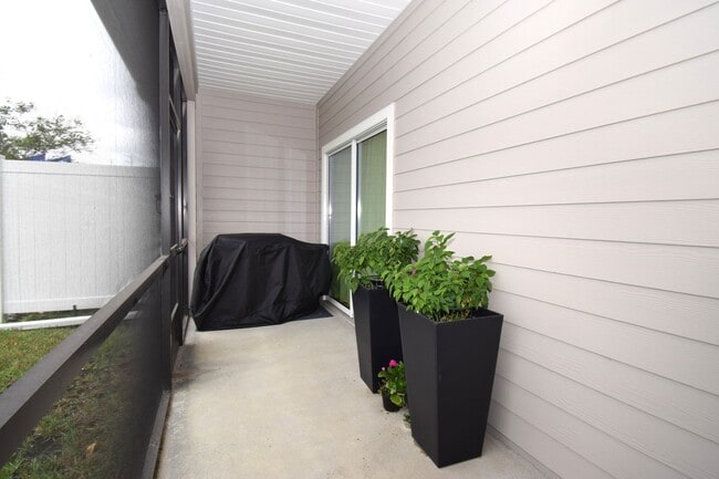 Building Photo - Spacious 3-bedroom, 2.5-bath townhome