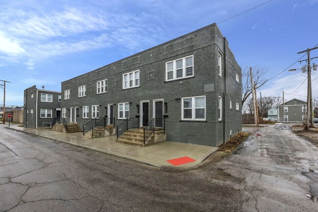 Building Photo - Modern 2BR Townhouse | Walk to Downtown | All Utilities Included
