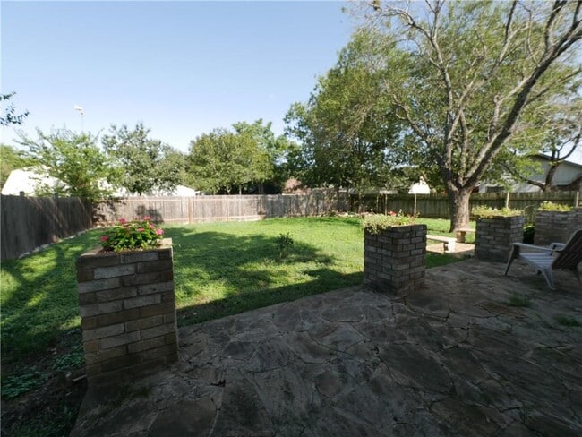 Building Photo - 800 Live Oak Dr
