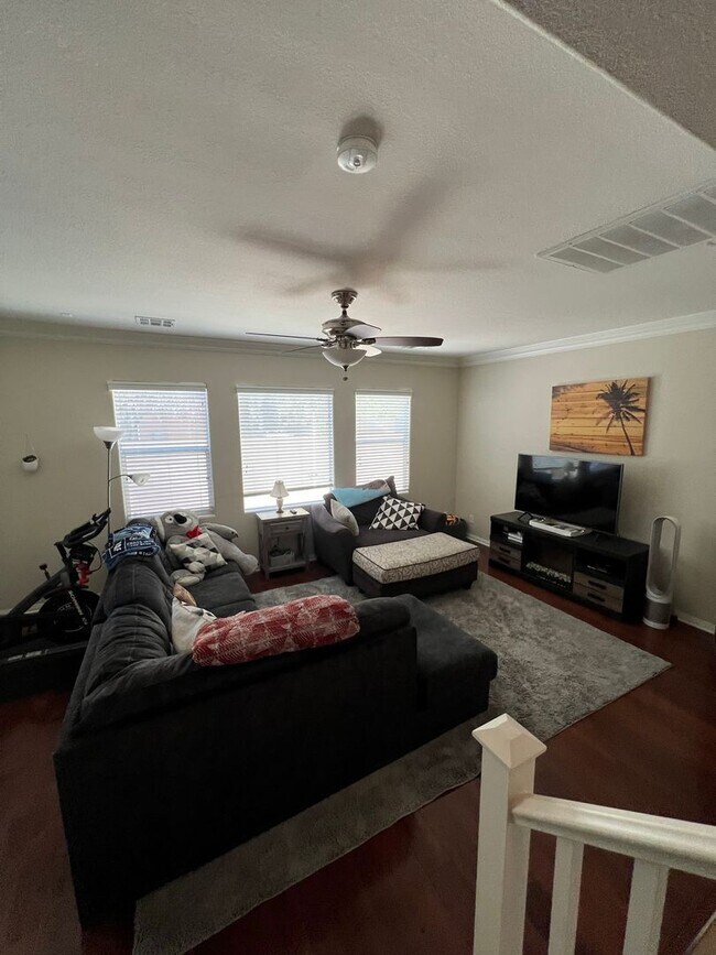 Building Photo - ABSOLUTELY AMAZING! Large 4 bedroom 2 stor...
