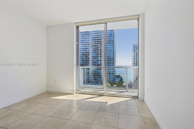 Building Photo - 1060 Brickell Ave