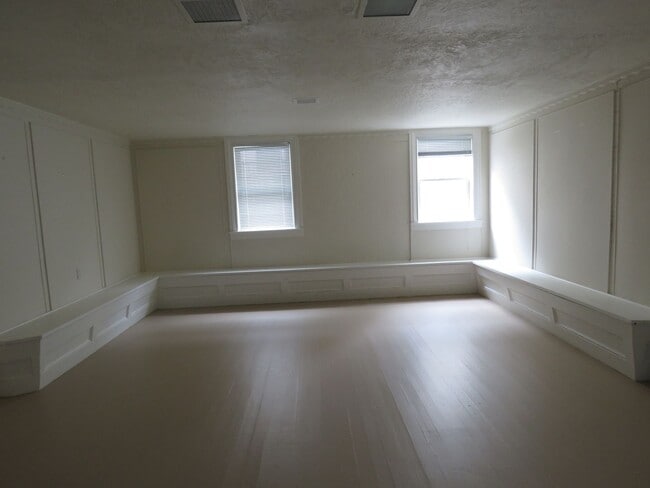 Building Photo - Elegant 4 bedroom House  with bonuses
