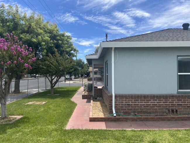 Building Photo - 1301 Higbee Dr