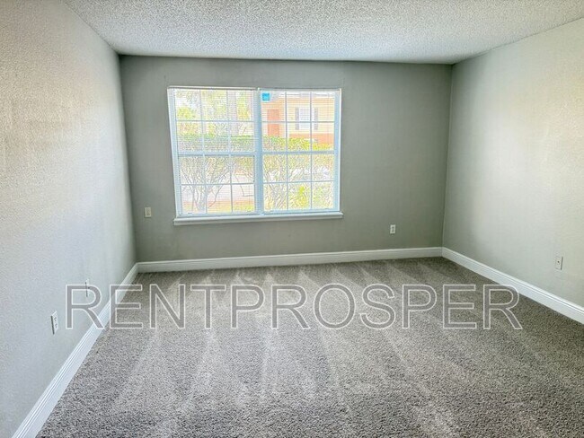 Building Photo - 4022 Versailles Dr