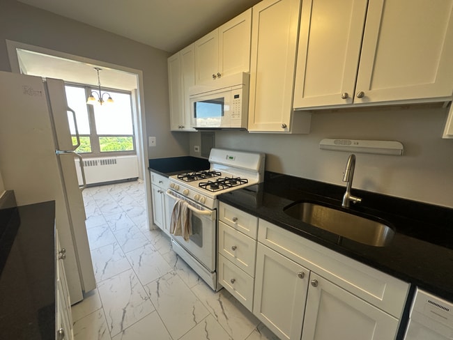 Building Photo - 3 Bed 1.5 Bath in Lakeview!