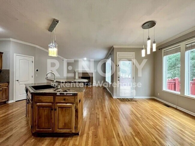 Building Photo - 5 Bedroom Home in Overland Park