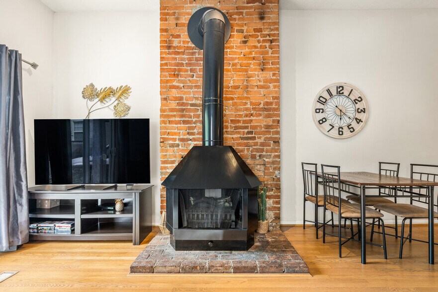 Building Photo - 962 Pavilion St