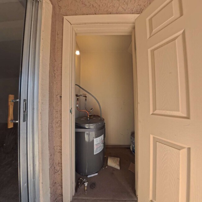 Building Photo - Gated Community | Close To The Strip | 2nd Floor Unit