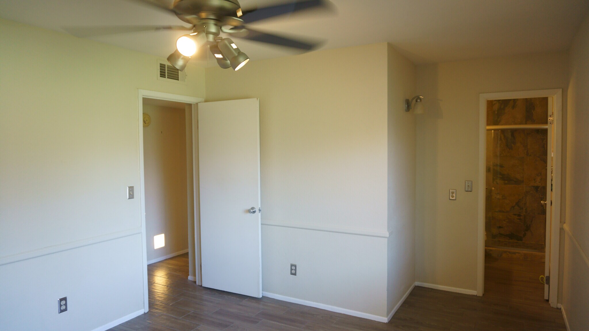 Building Photo - 3304 S Parkside Dr