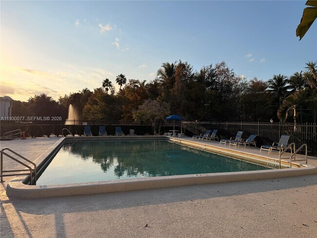 Building Photo - 731 N Pine Island Rd