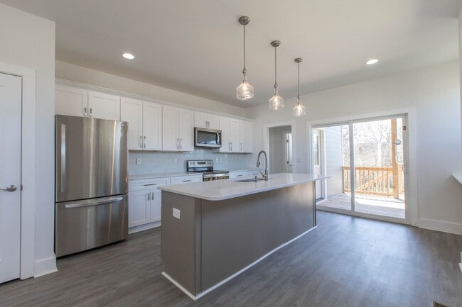 Building Photo - 3 Bed 2.5 Bath Single-Family Urban Home