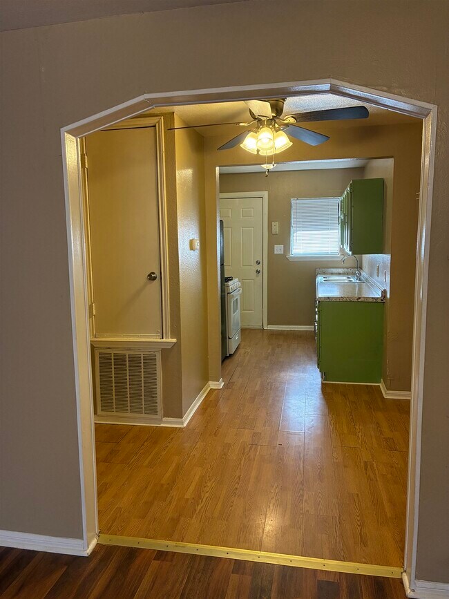 Building Photo - 800 S Vandeveer St