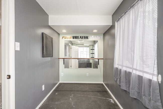 Building Photo - $0 DEPOSIT OPTION. BEAUTIFULLY MAINTAINED ...