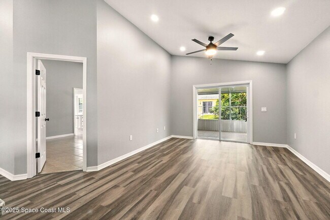 Building Photo - 460 Martigues Dr