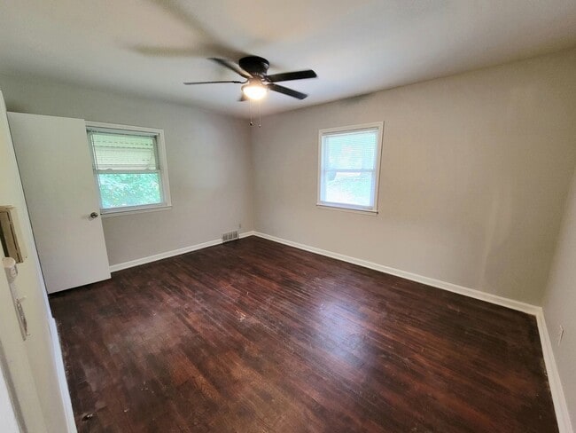 Building Photo - Charming 3 Bedroom Home Just Outside Uptown!