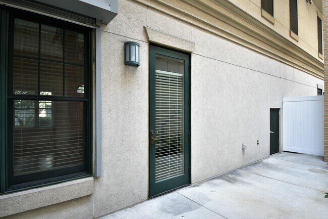 Building Photo - 1661 Riverside Ave