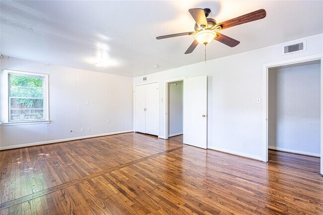 Building Photo - 1726 Du Barry Ln