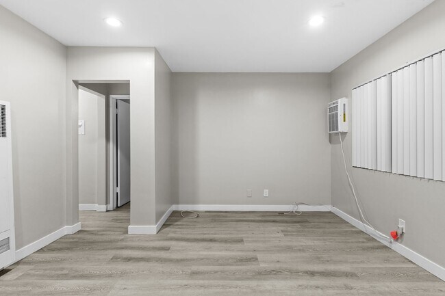 Interior Photo - 113-201 South Lillie Avenue