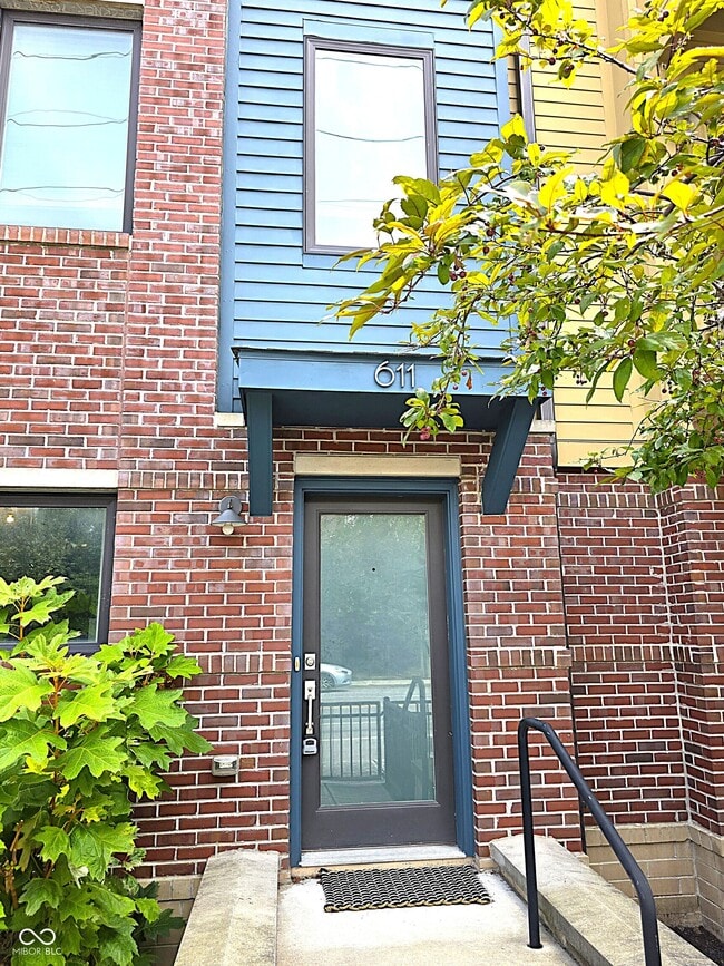Building Photo - 611 E 11th St