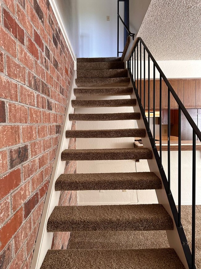Building Photo - Charming 2-Bedroom Townhome in North Davis...