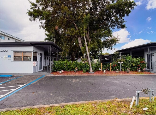 Building Photo - 13390 NE 6th Ave