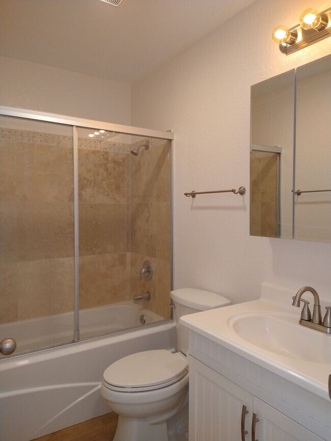 Building Photo - ALL UTILITIES INCLUDED! 3 Bed / 1 Bath Rem...