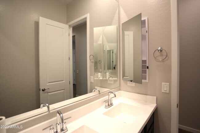 Building Photo - 1201 E Cherrywood Pl