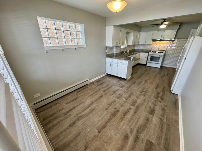 Building Photo - 6038 W Peterson Ave