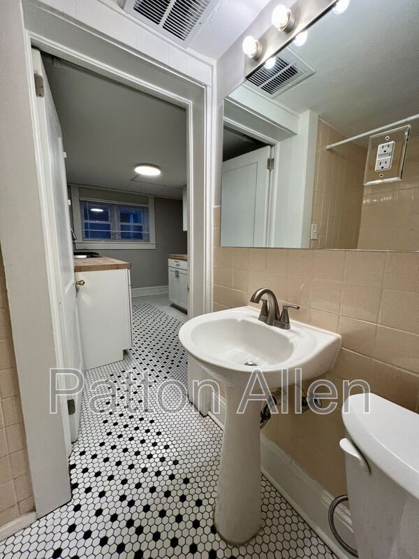 Building Photo - 205 Hillside St