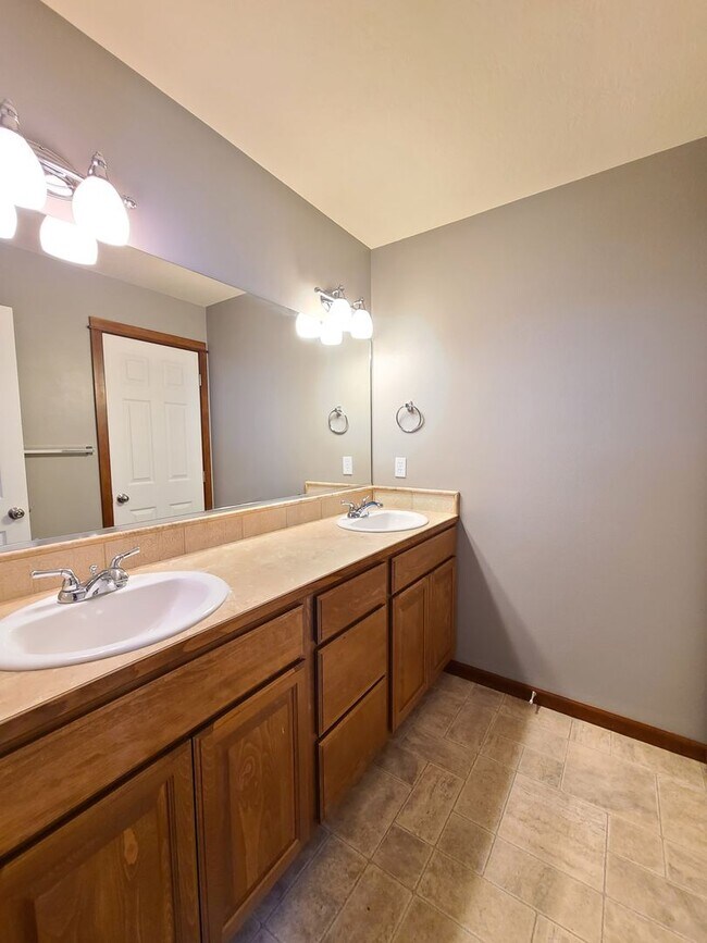 Building Photo - $2,200 -  3 Bed / 2.5 Bath Beautiful Spokane Valley House