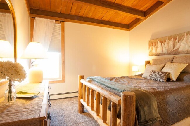 Building Photo - Long Term Rental- Treehouse Condos 302C