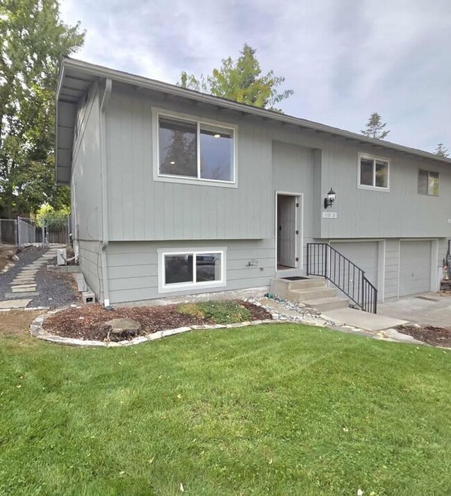 Building Photo - **Gorgeous Renovated 3 Bed 2.5 Bath Duplex...