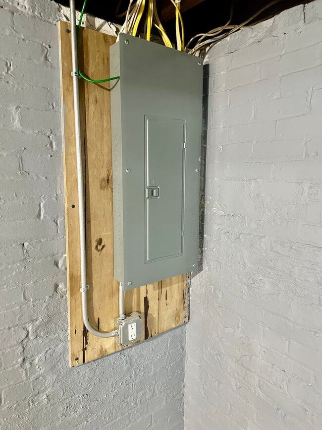 Building Photo - Charming Completely Remodeled Home!