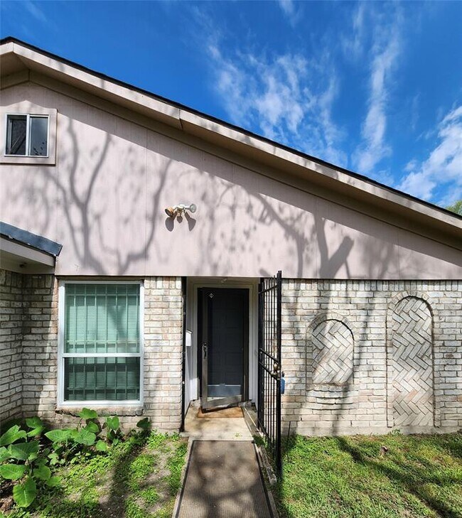 Building Photo - 9210 Meaux Dr